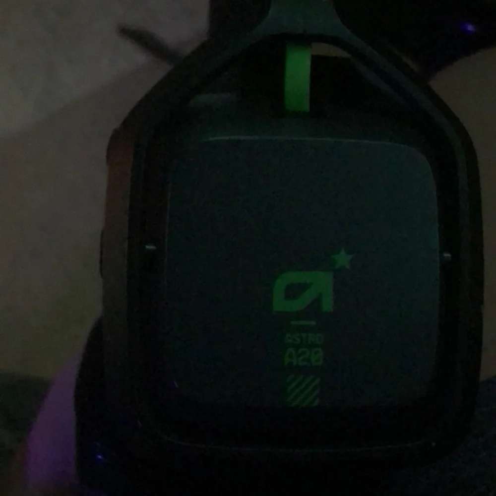 Wireless gaming headphones and mic